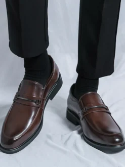 Mocassins marron pour homme bout rond détails métalliques chaussures décontractées à enfiler