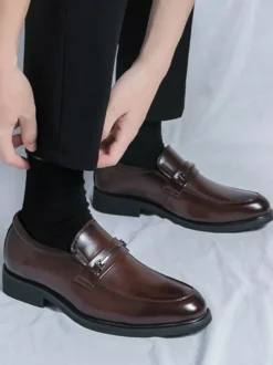 Mocassins marron pour homme bout rond détails métalliques chaussures décontractées à enfiler