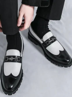 Mocassins à mors pour homme couleur contrastée noir et blanc à enfiler et à bout golf