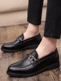 Mocassins à mors pour homme à enfiler bout pointu talons bas décoration métallique