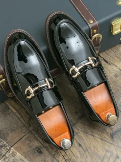 Mocassins à mors pour homme à enfiler bout pointu talons bas décoration métallique