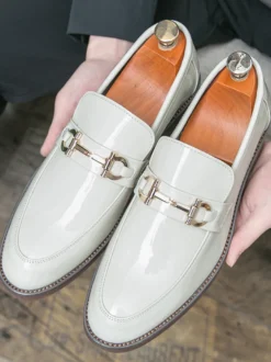 Mocassins à mors pour homme à enfiler bout pointu talons bas décoration métallique