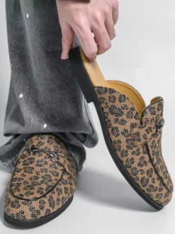 Mocassins mules pour hommes imprimé léopard bout rond détails métalliques sans talon