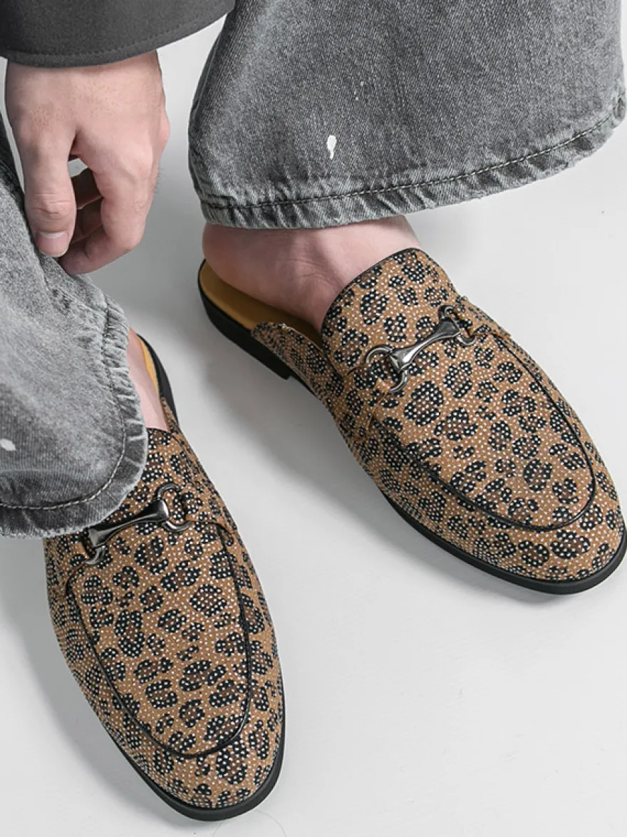 Mocassins mules pour hommes imprimé léopard bout rond détails métalliques sans talon