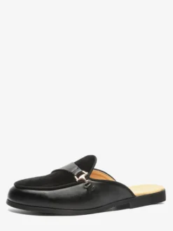 Mocassins noirs à bout rond avec détails métalliques et talon ouvert