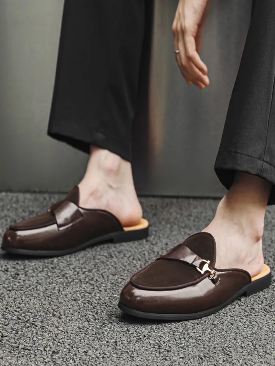 Mocassins noirs à bout rond avec détails métalliques et talon ouvert
