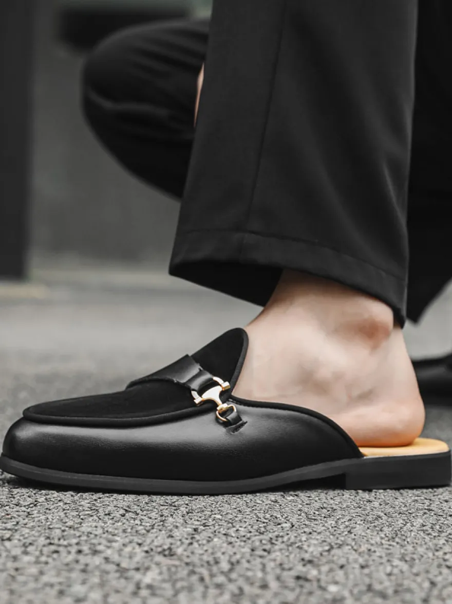 Mocassins noirs à bout rond avec détails métalliques et talon ouvert