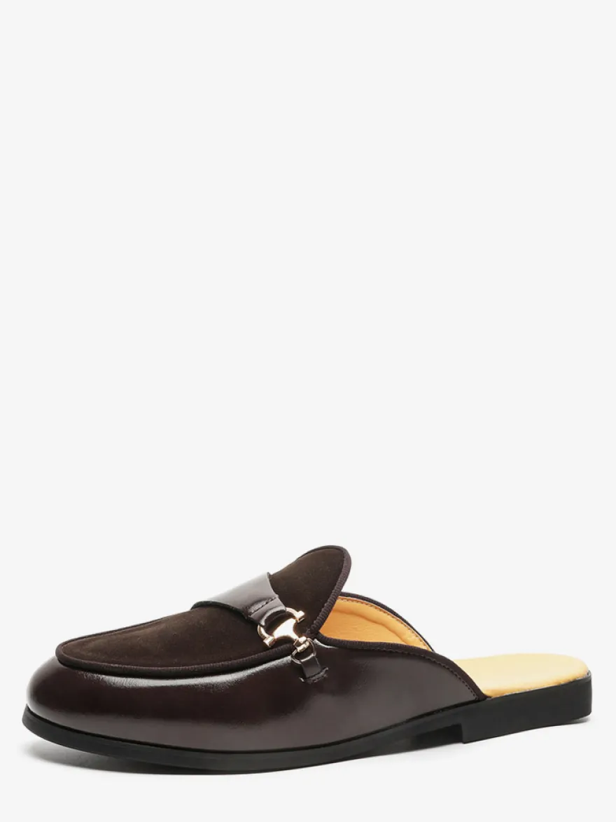Mocassins noirs à bout rond avec détails métalliques et talon ouvert