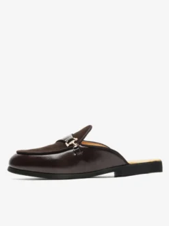 Mocassins noirs à bout rond avec détails métalliques et talon ouvert