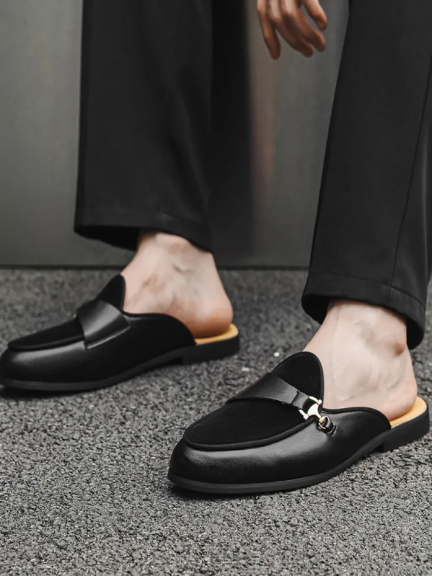 Mocassins noirs à bout rond avec détails métalliques et talon ouvert