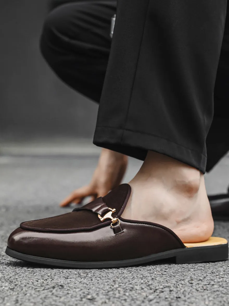 Mocassins noirs à bout rond avec détails métalliques et talon ouvert