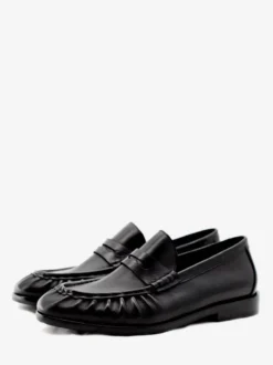 Mocassins noirs à bout rond et froncés