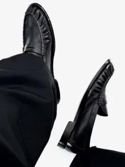 Mocassins noirs à bout rond et froncés