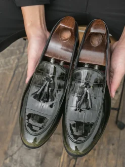 Mocassins noirs à bout rond pour homme à enfiler avec pompons