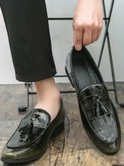 Mocassins noirs à bout rond pour homme à enfiler avec pompons