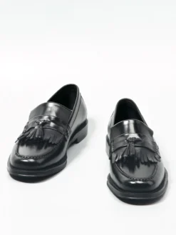 Mocassins noirs à bout rond pour hommes à enfiler avec pompons