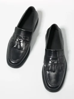 Mocassins noirs à bout rond pour hommes à enfiler avec pompons