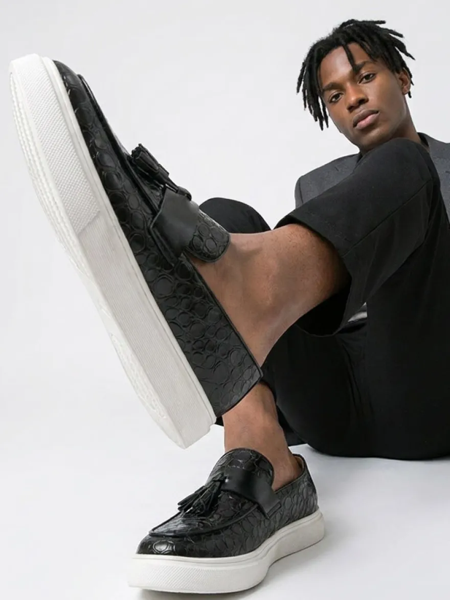Mocassins noirs décontractés pour hommes bout rond à enfiler avec pompons