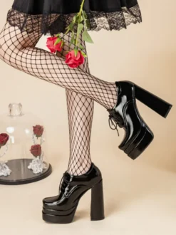 Mocassins noirs à plateforme et bout carré lacets et talons épais