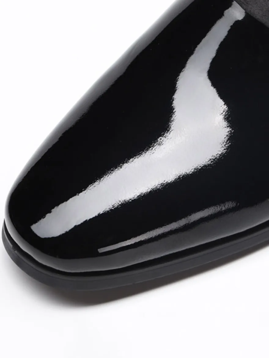 Mocassins noirs pour homme bout rond en cuir véritable.