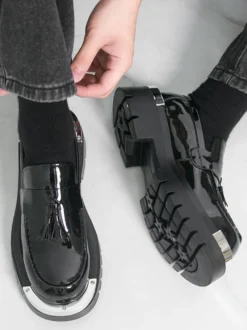 Mocassins noirs pour hommes bout rond détails métalliques chaussures à enfiler