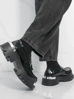 Mocassins noirs pour hommes bout rond détails métalliques chaussures à enfiler