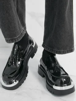 Mocassins noirs pour hommes bout rond détails métalliques chaussures à enfiler