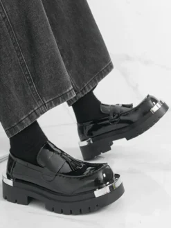 Mocassins noirs pour hommes bout rond détails métalliques chaussures à enfiler