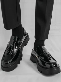 Mocassins noirs pour hommes bout rond à enfiler avec pompons