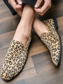 Mocassins pour hommes en daim à bout rond et imprimé léopard