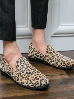 Mocassins pour hommes en daim à bout rond et imprimé léopard