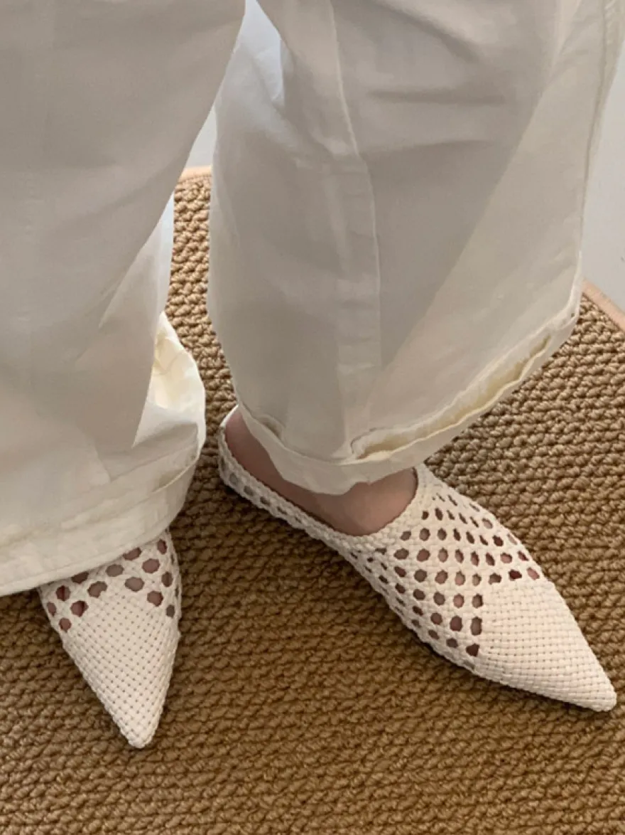 Mules blanches à bout pointu et dos nu ajouré