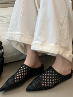 Mules blanches à bout pointu et dos nu ajouré