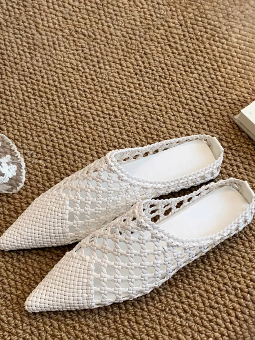 Mules blanches à bout pointu et dos nu ajouré