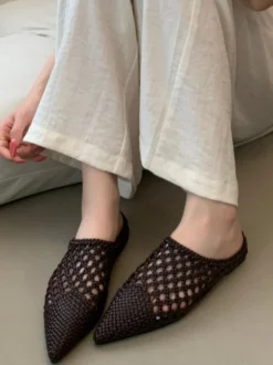 Mules blanches à bout pointu et dos nu ajouré