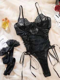 Nuisette en dentelle rose à lacets avec chaussettes hautes