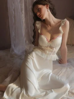 Nuisette longue de mariée en dentelle abricot dos nu bretelles à volants tulle chic satin style corset
