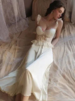 Nuisette longue de mariée en dentelle abricot dos nu bretelles à volants tulle chic satin style corset