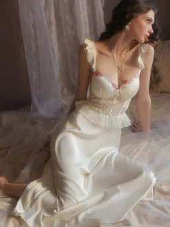 Nuisette longue de mariée en dentelle abricot dos nu bretelles à volants tulle chic satin style corset