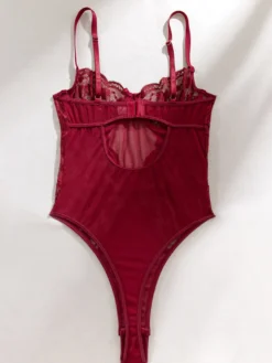 Nuisettes en dentelle corset bordeaux à fines bretelles spaghetti en résille transparente