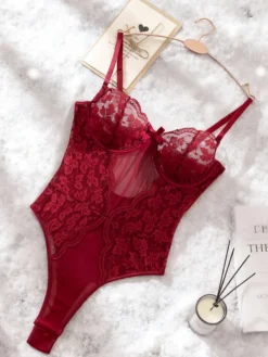 Nuisettes en dentelle corset bordeaux à fines bretelles spaghetti en résille transparente