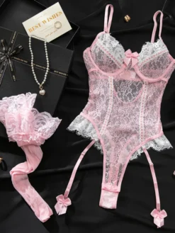 Nuisette sexy bicolore en dentelle rose dos nu avec bas assortis