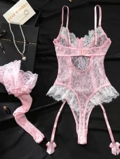 Nuisette sexy bicolore en dentelle rose dos nu avec bas assortis