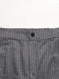 Pantalon palazzo gris à rayures verticales jambes larges taille haute élastiquée au dos coupe ample et décontractée.