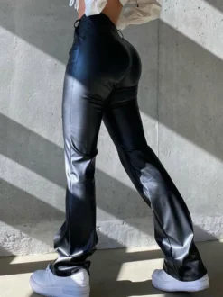 Pantalon évasé taille haute en similicuir laçage au dos coupe slim en cuir PU stretch style clubwear pour femme