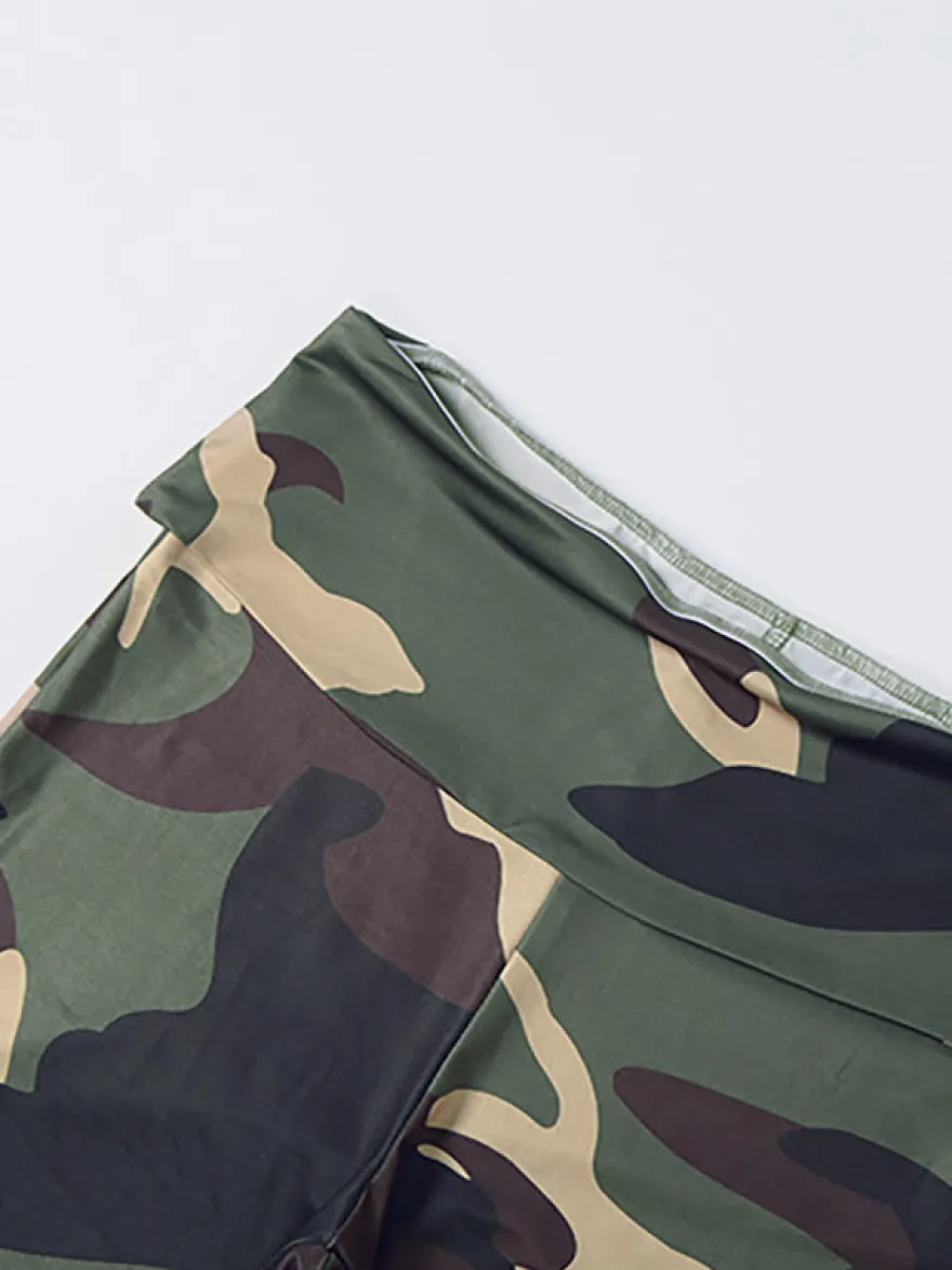 Pantalon évasé taille haute à imprimé camouflage et décolleté en V coupe slim jambes pattes d'éléphant