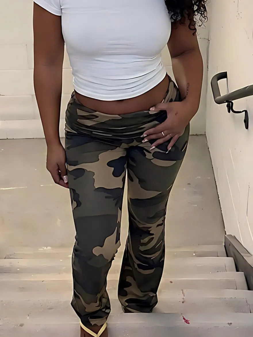 Pantalon évasé taille haute à imprimé camouflage et décolleté en V coupe slim jambes pattes d'éléphant