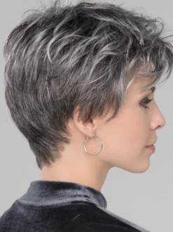 Perruque synthétique grise à cheveux courts avec frange latérale pour femme 2026