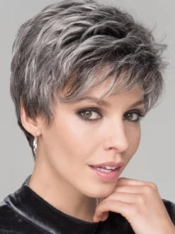 Perruque synthétique grise à cheveux courts avec frange latérale pour femme 2026