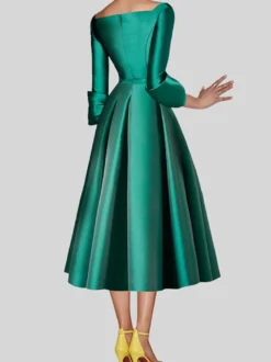 Petite robe noire jolie col en V manches 3/4 nœuds tissu satiné ligne trapèze